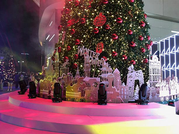 BTSプロンポン駅直結のエムクオーティエ前のクリスマスツリー。ライティングが綺麗で、ツリーの周りを汽車が回る仕掛けです。