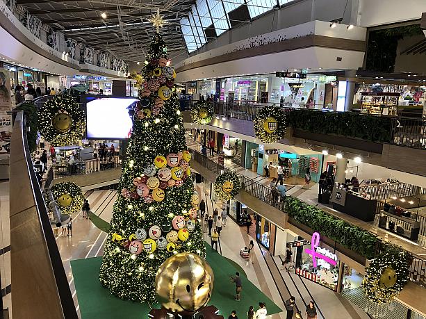 タイ人に人気のショッピングモール「East Ville」にクリスマスツリーを見に来ました。