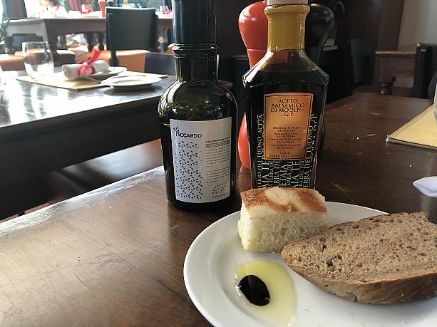 ラ・ボッテガのオリーブオイルとバルサミコ酢は絶対試してみて下さいね！イタリア政府お墨付きの品を輸入しているので、絶品。パンに付けて頂きます。