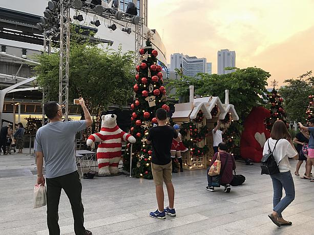 例年、2月頃まで街中にクリスマスツリーが飾られているバンコク。
