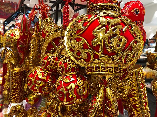 中国の旧正月、春節祭を前に、赤色と金色で街が華やいでいます。中国系の人が多いバンコクならではの光景です。