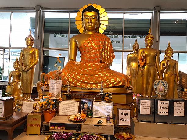 駅の真下の参拝所にも、金色に輝く仏像がたくさん並んでいます。