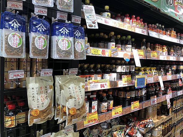 棚には、日本の商品が一杯で、手書きの値札やPOPにも日本語。ここは日本！？と錯覚するほどです。
