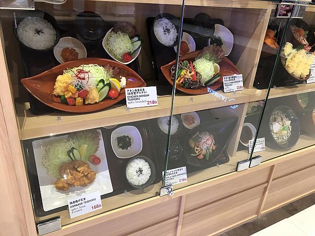 日本のお店のように、店の前には食品サンプルが並びます。分かりやすいですね。