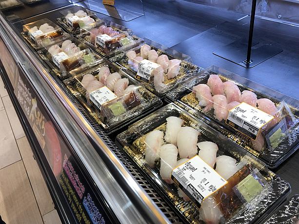ずらっと並んだ握り寿司。新鮮な魚介類ももちろん売っています。