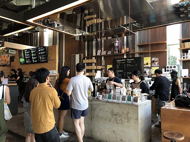 人気のカフェ「Roots」。コモンズの最上階にある人気カフェレストラン「Roast」がやっているカフェです。