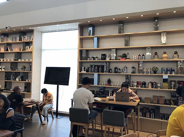 このカフェでは、本を読んだり作業をしたり、仕事や打ち合わせをしたりと、ゆっくり長居している人が多いです。
