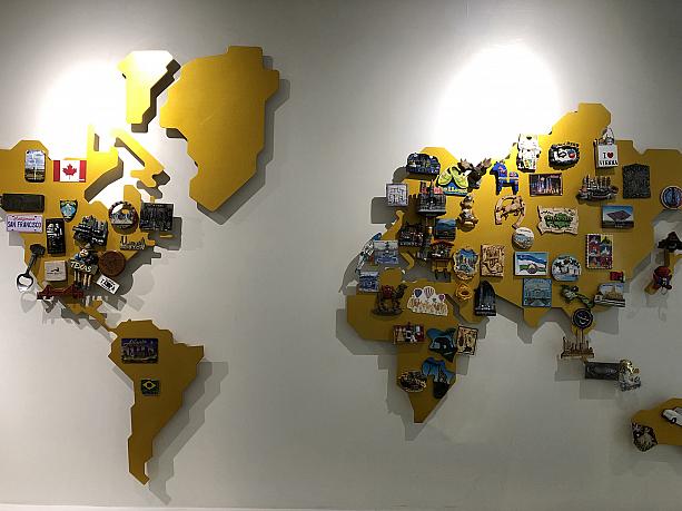 世界の様々な味をジェラートで旅できる、ということで店内には世界地図が。