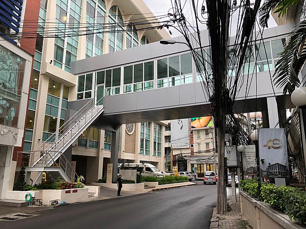 サミティベート病院の本館と渡り廊下でつながっています。右が本館で左が日本人医療センターです。