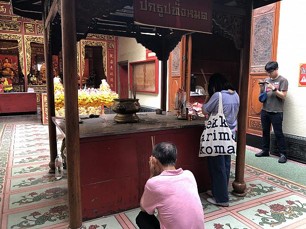 華僑が多いバンコクで、多くの人が集まるワットマンコンです。