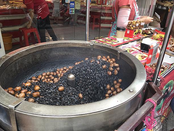 焼き甘栗の甘い香りが、中華街に来たワクワク感を高めてくれます。