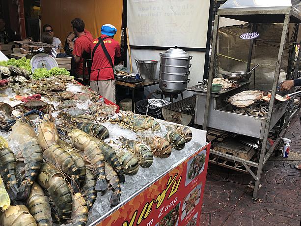 新鮮なシーフードを炭火焼で食べるお店が多いのも中華街の特徴。
