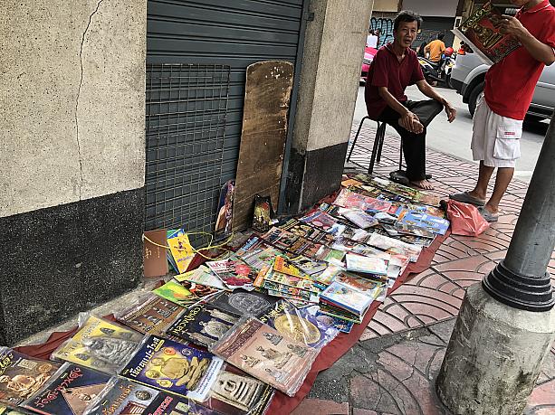 仏教関連の書物？も路上で販売。