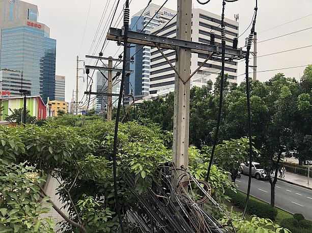 バンコクは、電線を地中に埋め終わった通りもある一方で、昔ながらの電線がまだまだ残っています。
