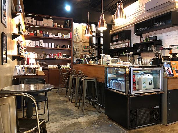 スクンビット・ソイ47の入り口にある「レインヒル」の2階にある「Pacamara Coffee」です。
