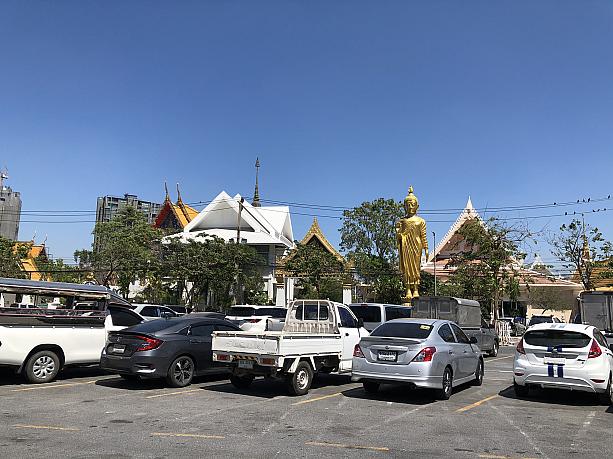 BTSエカマイ駅の前にあるお寺にやって来ました。