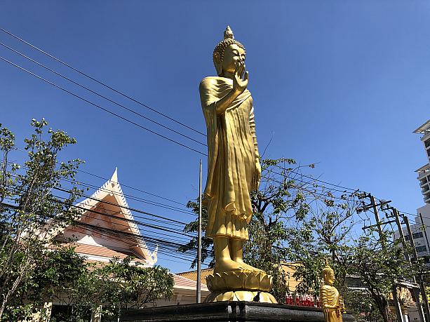 こんな仏像が印象的なお寺、ワットタートーンです。