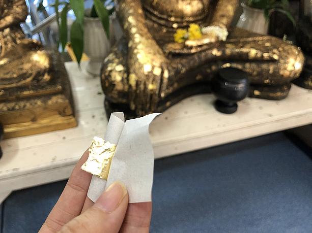これが金粉。仏像の、気になる身体のパーツに貼り付けます。