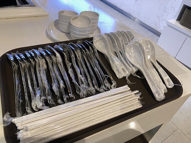 スプーンとフォーク、箸は、1組づつラップで包まれておいています。これ、新型コロナが収まってからも続けて欲しいです。