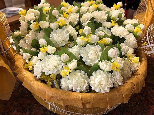 タイの母の日は、カーネーションではなく、ジャスミンの花を贈ります。