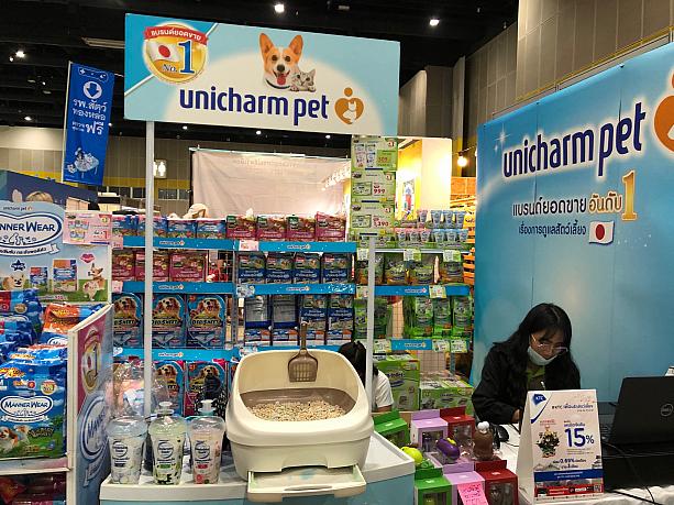 このペットエキスポ、ペット関連商品のメーカーがブースを出しています。ユニ・チャームも！デオトイレや犬用オムツを販売しています。