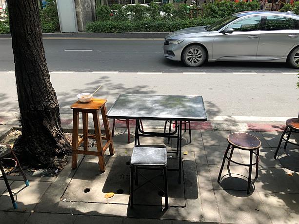 以前は店内のみでしたが、コロナ対策なのか、店の外の路上にもテーブルが置かれています。