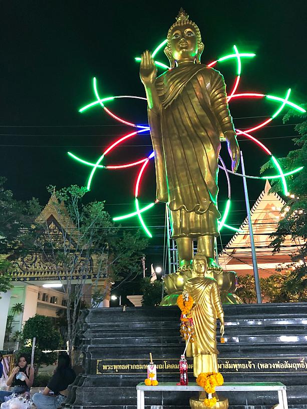 BTSエカマイ駅の前にある寺院ワットタートンで開催している縁日にやって来ました。仏像もライトアップ！