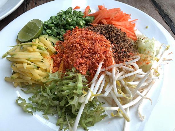 これこれ！南タイのお米サラダ「カオヤム」（65バーツ）。野菜やハーブとお米と魚粉などを混ぜて食べます。胃に優しい軽いランチを欲する時にオススメです。