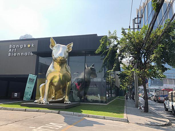 ルンピニ公園横の日本大使館の近くを歩いていたら、巨大な金色の犬を発見。