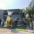 ルンピニ公園横の日本大使館の近くを歩いていたら、巨大な金色の犬を発見。