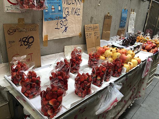 おめあてはイチゴです。チェンマイ産です。この一角では、旬の果物が売られています。1袋180バーツ。こちらは綺麗なイチゴだそうです。