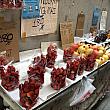 おめあてはイチゴです。チェンマイ産です。この一角では、旬の果物が売られています。1袋180バーツ。こちらは綺麗なイチゴだそうです。