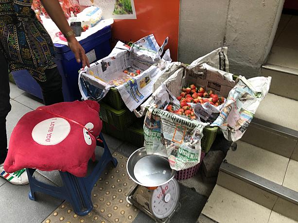 売り場では、おじさんが座って傷んでいるイチゴと綺麗なイチゴをより分けていました。タイでもイチゴが食べられて幸せです。