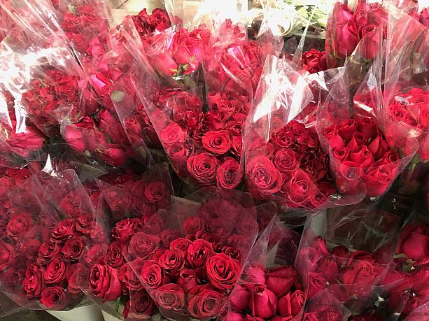 タイは男性から女性に花を贈るので、赤いバラの花がいたるところで売られています。