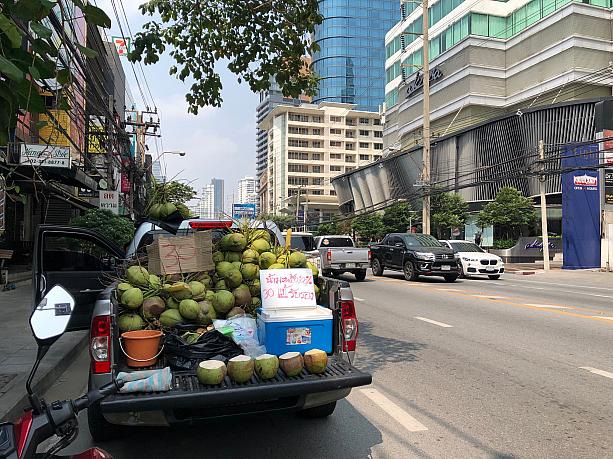 ココナッツ売りの車も発見！外は暑いですが、旬の果物に出会えるのが嬉しいナビでした。