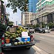 ココナッツ売りの車も発見！外は暑いですが、旬の果物に出会えるのが嬉しいナビでした。