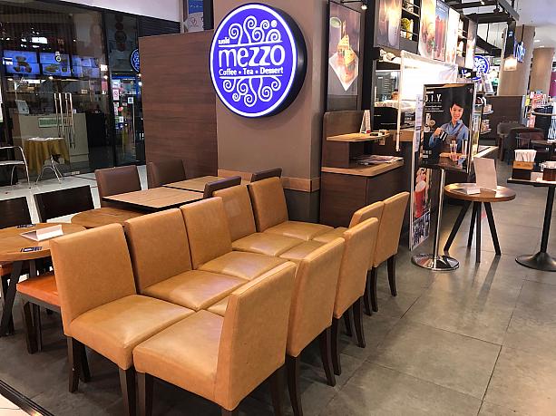 カフェでは、店内で飲食できないよう椅子が片づけられています。持ち帰りやデリバリーの待機用の椅子だけが距離をとって置かれています。