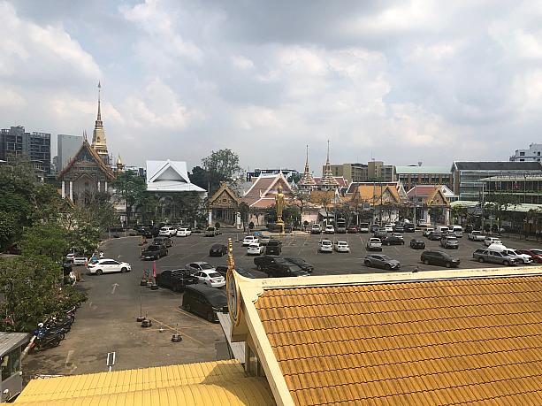 タイの人たちは事あるごとにお寺にタンブンしに行きます。ナビも毎年この時期にお寺に行きます。