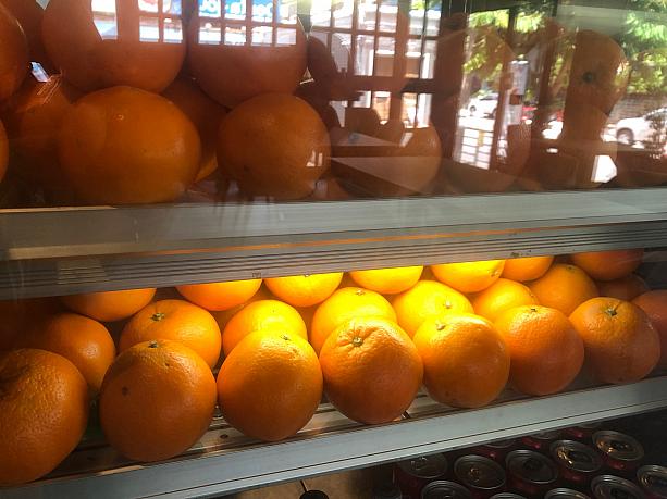 オレンジがいっぱい。フレッシュジュースもあるようです。