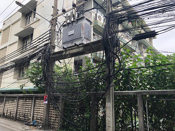 バンコクの一部では電線を地中に埋める工事をしていますが、ぐちゃぐちゃの電線もまだ見ることが出来ます。街歩きするときは電線に触れないよう気を付けてくださいね。