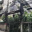バンコクの一部では電線を地中に埋める工事をしていますが、ぐちゃぐちゃの電線もまだ見ることが出来ます。街歩きするときは電線に触れないよう気を付けてくださいね。