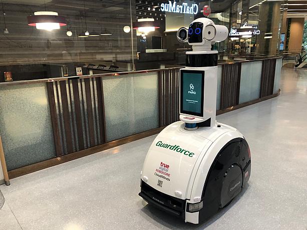 なんか自動ロボットが歩いてる。コロナ対策でしょうか。