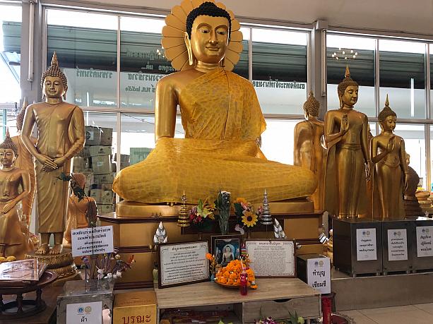 タイの仏教は、色々な国の宗教の影響を受けているそうで、色々なタイプの像が置かれています。