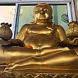 福福していてお金の袋を手に持っているのでしょうか？仏像をながめるも良し、参拝するも良しのお寺です。