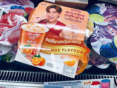 タイの俳優さんたち、スーパーやコンビニに置いてある商品にもこうして顔写真が使われています。