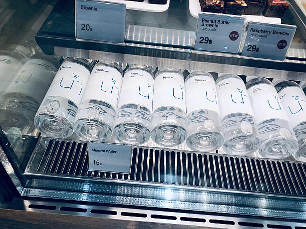 最近はカフェ併設のお店も増えました。このボトルは、水。タイ語で「水」と大きく書かれたパッケージです。シンプル！