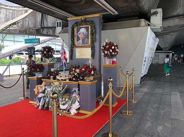 BTSプロンポン駅のスカイウォークに、エリザベス女王の写真が飾られています。