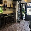 落ち着いた色味の店内、くつろげます。奥にはレストランがあります。
