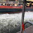 ボート同士が通り過ぎる時の波しぶきに要注意！運河の水は臭くて汚いですが、渋滞知らずのボートでスイスイ移動できるのは気持ちがいいものです。