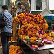 沢山の花も。さすが、最強のパワースポット、願いが叶うことで有名なエラワン廟です。